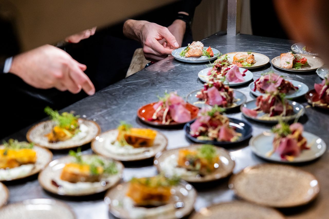 Τι είναι το Pop-up Dinner: Ο πλήρης οδηγός για την τάση που αλλάζει το πώς τρώμε έξω